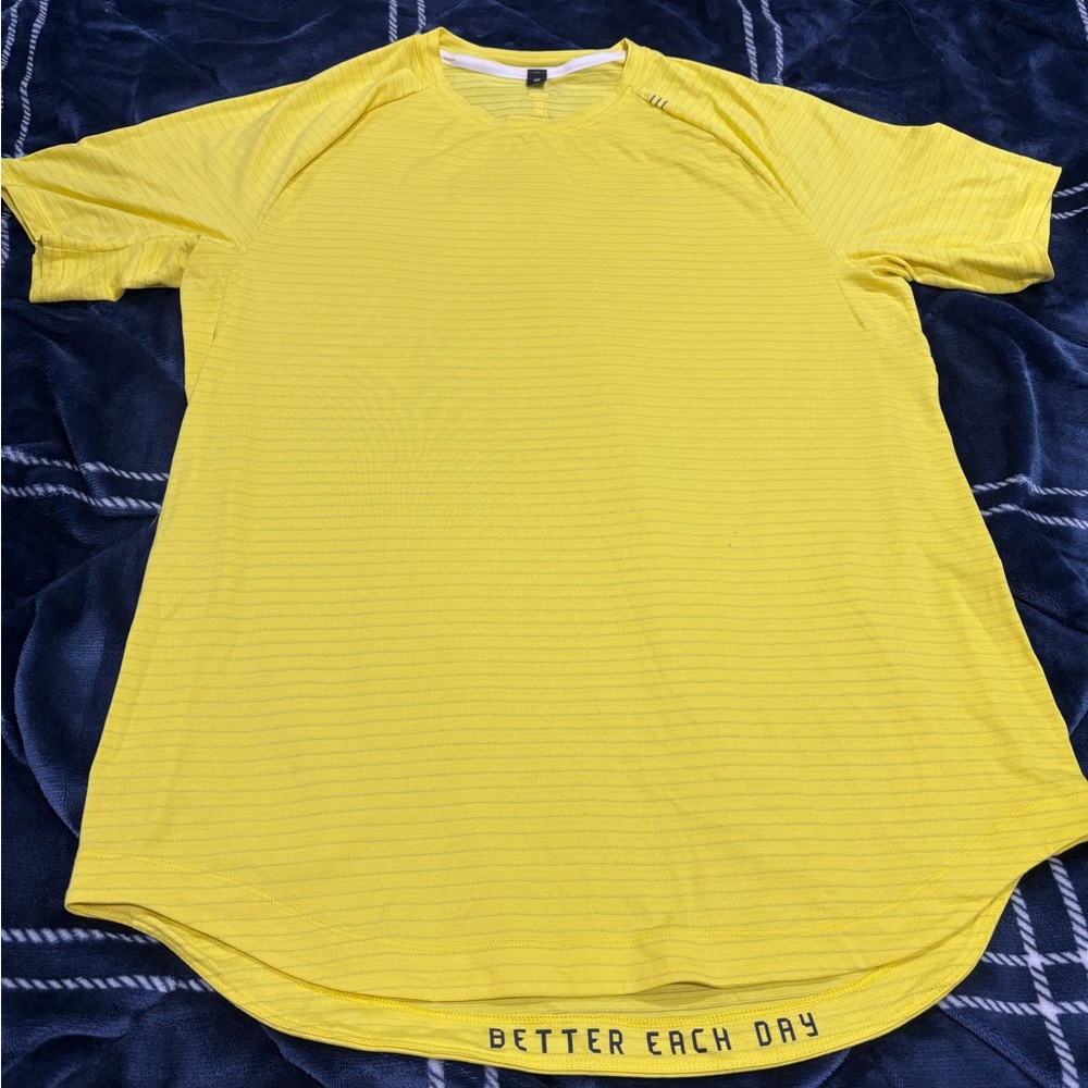 EUC men’s lululemon drysense shirt